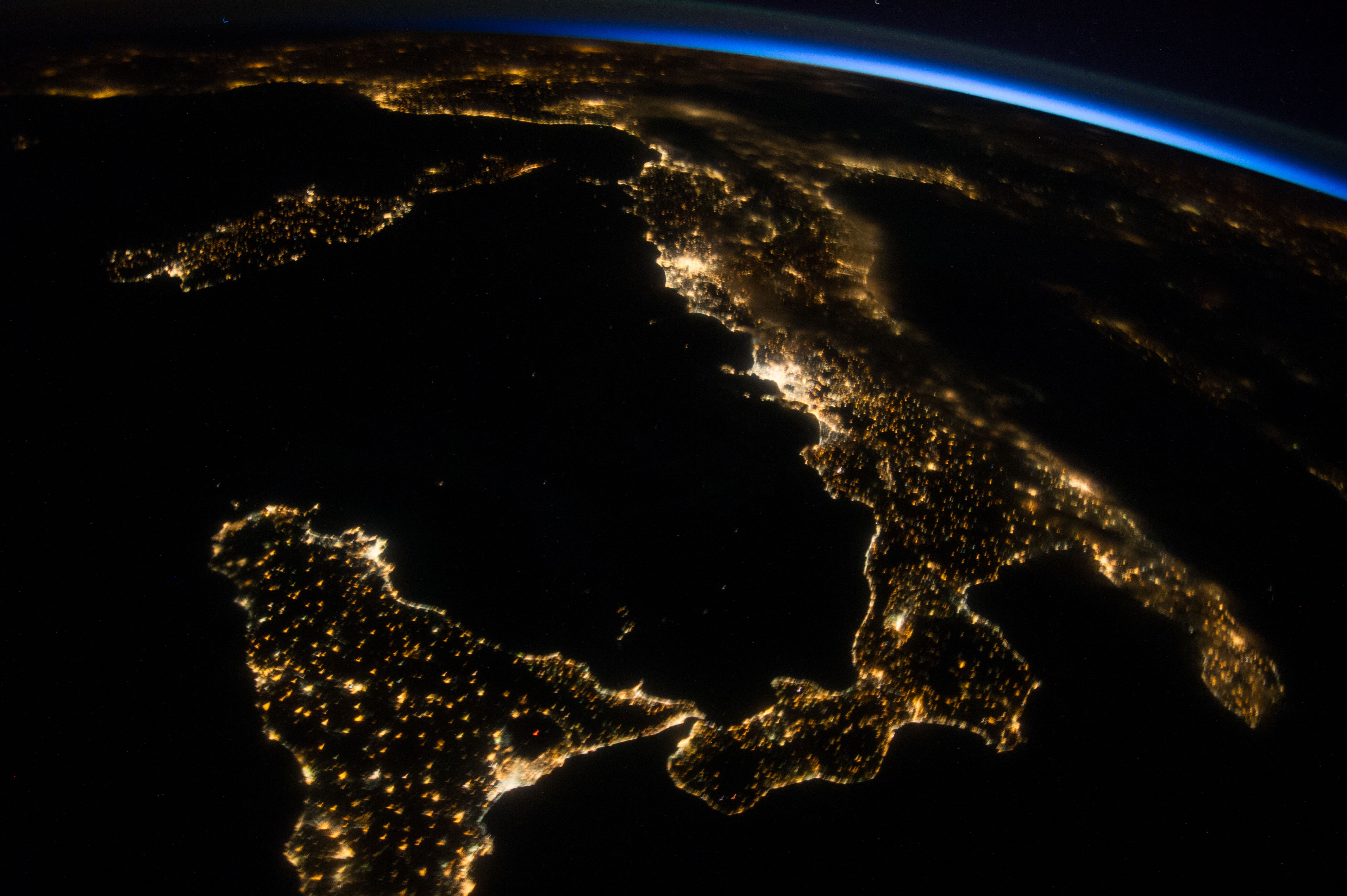 Наса город. Италия вид с МКС. Лос Анджелес с МКС. Италия остров Сицилия с космоса. Вид ночной земли из космоса.